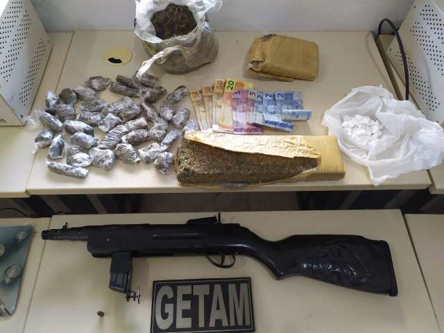 &quot;Titanzeiro&quot; &eacute; apreendido com drogas e arma artesanal ap&oacute;s &quot;furar&quot; sem&aacute;foro