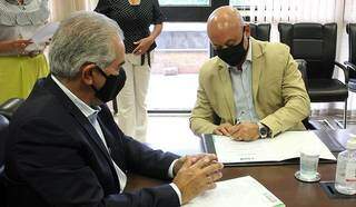 Carlos Alberto de Assis assinou a posse na função de diretor-presidente da Agepan durante cerimônia no gabinete do governador Reinaldo Azambuja (PSDB) (Foto Divulgação)