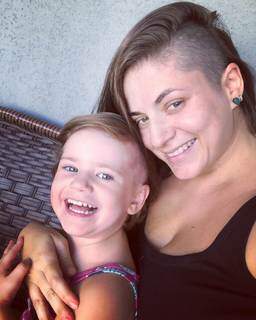 Com corte de cabelo inspirador, Débora e a filha Luna compartilham a mesma lição (Foto: Arquivo Pessoal)