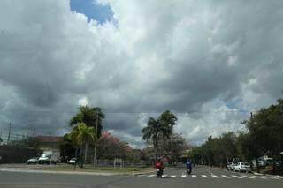 Céu com nuvens escuras na Avenida Fernando Corrêa da Costa, em Campo Grande. (Foto: Kísie Ainoã)