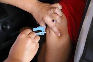 Homem sendo vacinado contra covid-19 em Campo Grande. (Foto: Kísie Ainoã)