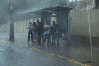 Pessoas se protegeram da chuva em ponto de ônibus, na Avenida Mato Grosso (Foto: Kísie Ainoã)