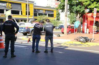 Peritos analisam local de acidente fatal (Foto: Kisie Ainoã)