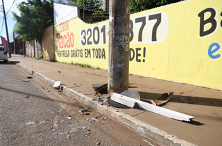 Motorista colidiu em poste e derrubou placa de sinalização (Foto: Paulo Francis)