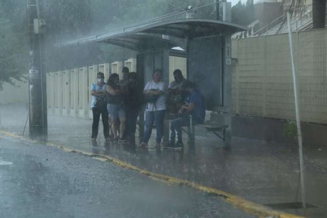 Ap&oacute;s 20 dias, chuva pega campo-grandense de surpresa e p&otilde;e fim ao tempo seco