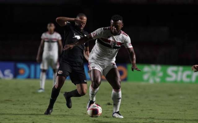 Em jogo equilibrado, S&atilde;o Paulo bate Red Bull Bragantino com gol contra