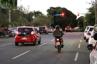 Aqui, moto-entregador saindo para fazer uma entrega na hora do rush de Campo Grande (Foto: Paulo Francis)