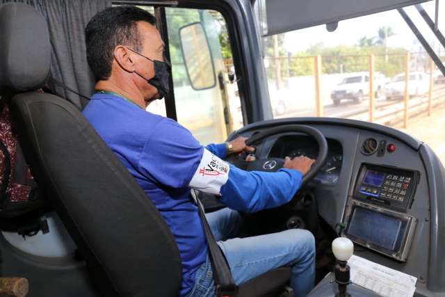 Com adesivo no bra&ccedil;o, motoristas de &ocirc;nibus pedem prioridade na vacina&ccedil;&atilde;o