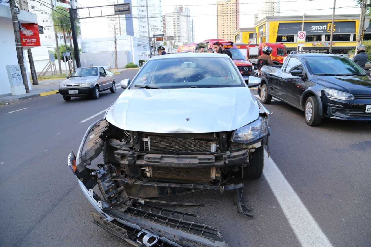 Mulher bate moto em carro e morre em avenida de Cuiabá