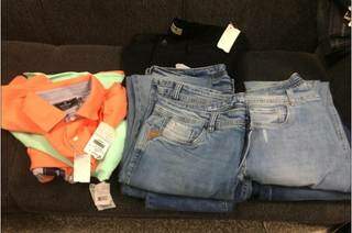 Polícia ainda encontrou peças de roupas com etiquetas, fruto de furtos (Divulgação/PC)