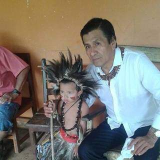 Indígena Chico Ramiro com criança Terena (Foto: Divulgação)