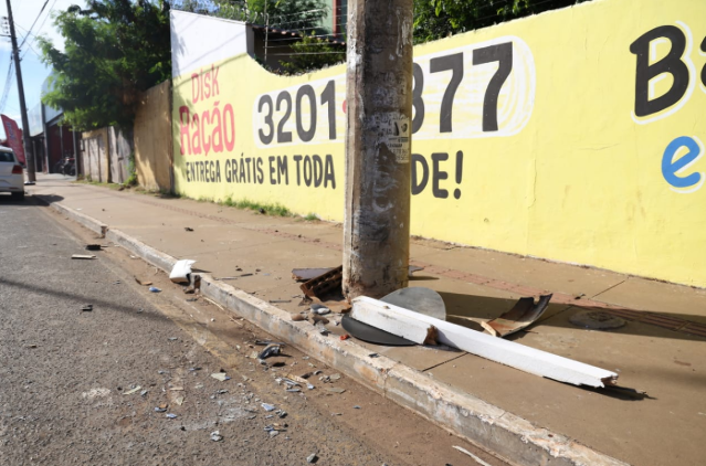 Motorista bate carro em poste e abandona criança de 2 anos ferida 