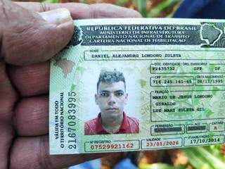 Carteira de motorista de colombiano encontrado morto hoje em Dourados (Foto: Adilson Domingos)