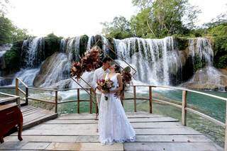 Casal disse sim na Cachoeira do Amor, em Bonito. (Foto: Regina Aoki)