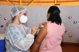 Índigena desaldeada sendo imunizada em Campo Grande (Foto: Paulo Francis)