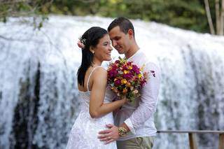 Casal celebrou o &#34;sim&#34; com um banho de cachoeira após cerimônia. (Foto: Regina Aoki)