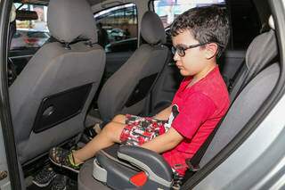 João Mateus, de sete anos, se preparando em assento para transporte. (Foto: Paulo Francis)