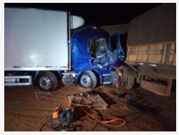 Caminh&atilde;o colide na traseira de outro, motorista fica preso &agrave;s ferragens e morre 
