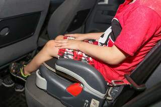 João Mateus utilizando assento de cadeirinha obrigatório em carro. (Foto: Paulo Francis)