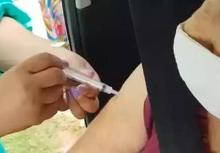 Mulher vacinada com ar em Três Lagoas. (Foto: reprodução)