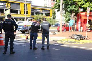 Peritos recolherm informações de acidente ocorrido na avenida Mato Grosso (Foto: Kísie Ainoã)