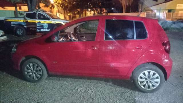 Carro &eacute; encontrado menos de tr&ecirc;s minutos ap&oacute;s ser roubado em estacionamento