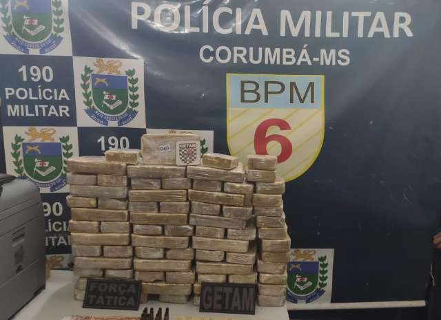 Com tabletes at&eacute; dentro do sof&aacute;, grupo &eacute; preso com 87 kg de coca&iacute;na