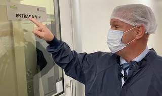 Geraldo na porta do setor de entrada restrita da fábrica de IFA da União Química. (Foto: Reprodução de video)