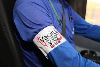 Motorista usando adesivo pedindo &#34;vacina já para os trabalhadores do transporte coletivo&#34;. (Foto: Kísie Ainoã)