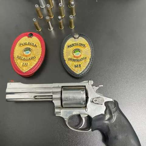 Pai que mantinha jovem e beb&ecirc; em c&aacute;rcere &eacute; preso com pistola