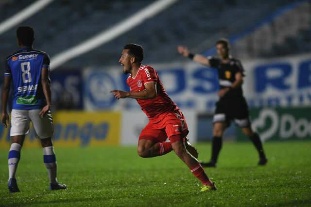 Galhardo brilha com 3 gols, Inter goleia o Aimor&eacute; e vira l&iacute;der do Gauch&atilde;o