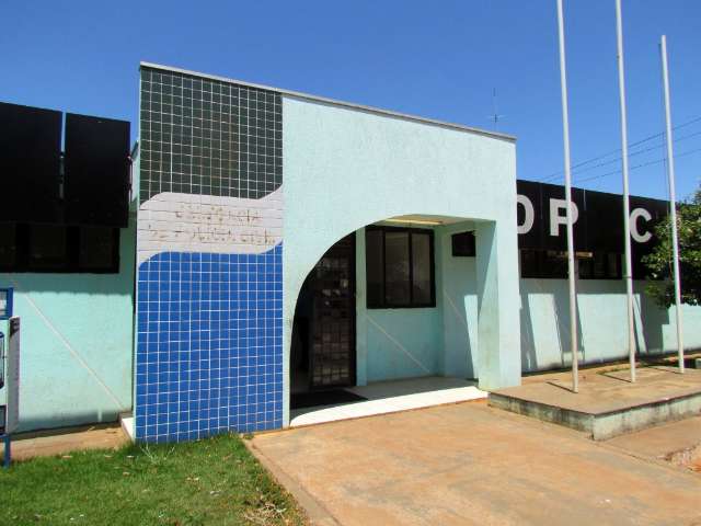 Jovem &eacute; atacado e esfaqueado nas costas por desconhecido durante caminhada