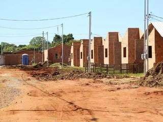 Imagem mostra casas sendo construídas no Residencial. Exigência é que a construção e a moradia sejam estabelecidas em, no máximo, 1 ano (Foto: Arquivo/Campo Grande News)