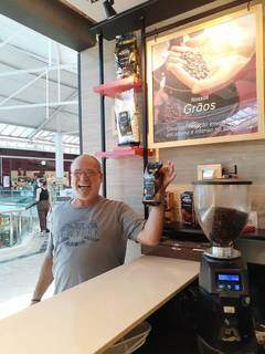 Paulinho fazendo uma das coisas que mais amava: tomar café no shopping. (Foto: Reprodução/Facebook)