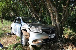 Carro fica preso em &aacute;rvores e por pouco n&atilde;o cai no Rio Anhandu&iacute;