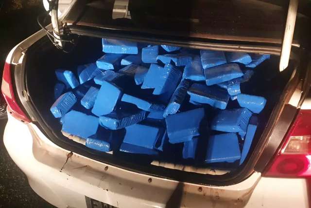 Mineiro &eacute; preso com meia tonelada de maconha em rodovia de MS