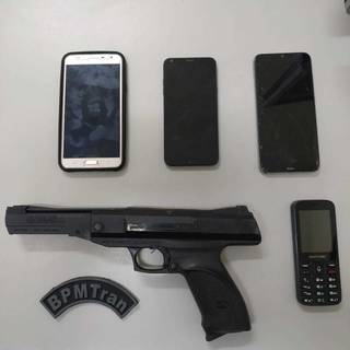 Trio &eacute; preso ap&oacute;s roubar celulares com arma de brinquedo pr&oacute;ximo ao Atacad&atilde;o 