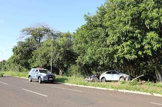 Carro fica preso em árvores e por pouco não cai no Rio Anhanduí Carro fica preso em árvores e por pouco não cai no Rio Anhanduí