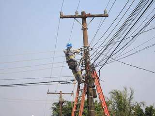 Funcionário realiza manutenção de poste de energia elétrica em Campo Grande (Foto: Arquivo/Campo Grande News)