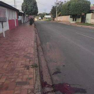 Marcas de sangue no local onde vítimas foram atropeladas (Divulgação/Polícia Militar de Rio Verde)