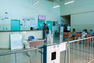 Pacientes esperam por atendimento na UPA Universitário, em Campo Grande (Foto: Henrique Kawaminami/Arquivo)