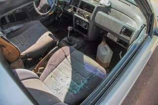 Vidro estilhaçado sobre o banco do veículo onde uma das vítimas de chacina estava (Foto: Arquivo/Kísie Ainoã)