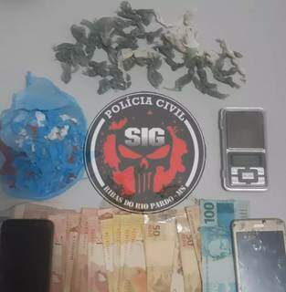 Polícia apreendeu drogas, dinheiro, celular e balança de precisão (Foto: Divulgação/PCMS)