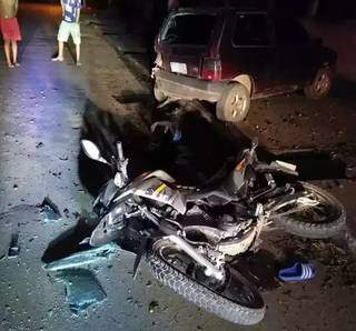 Soldado perde controle de moto e morre ao atingir traseira de carro