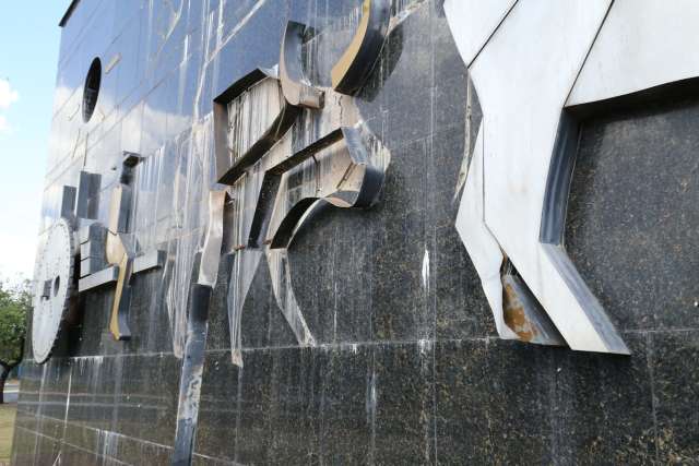 Pichados, quebrados ou alvo de furtos, monumentos ser&atilde;o restaurados na Capital