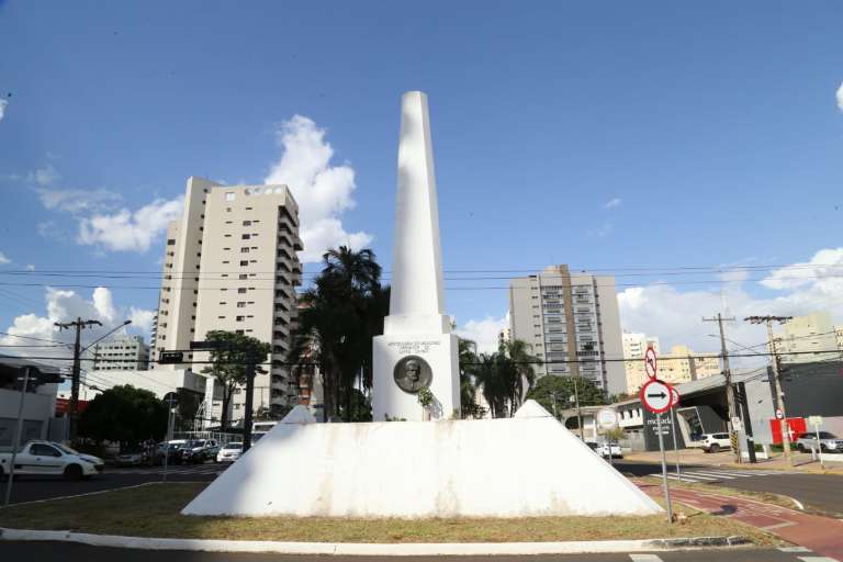 Obelisco, monumento construído em homenagem ao fundador da cidade, José Antônio Pereira (Foto: Kísie Ainoã)