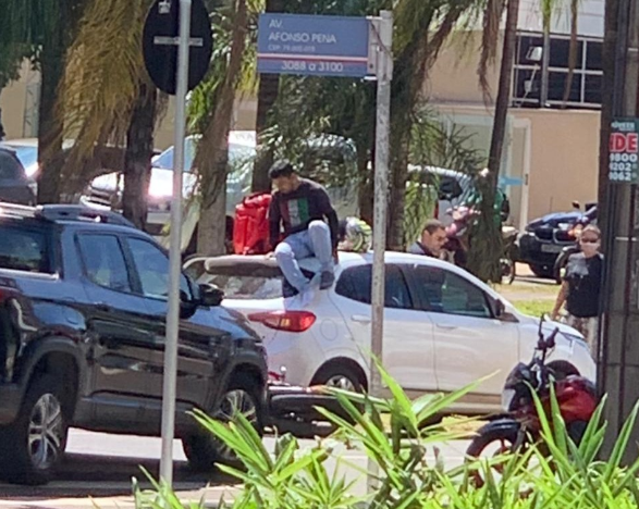 Em acidente na Afonso Pena, motoentregador para no teto de ve&iacute;culo