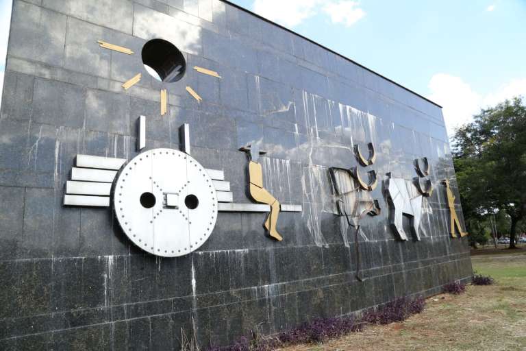 Carro de Boi, monumento, de 10X5m inaugurado em 1996 (Foto: Kísie Ainoã)