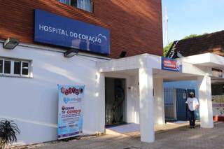 Entrada do Hospital do Coração, no Centro de Campo Grande (Foto: Arquivo)