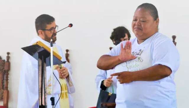 Apaixonada por Libras, missa sem Adriana nunca mais ser&aacute; a mesma para surdos